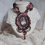 Plastron Belle Romance Haute Couture de style vintage avec cabochon en bois repr&eacute;sentant une femme &agrave; chapeau, orn&eacute; de cristaux, disques en Nacre Acajou et Prune, rocailles, fleurs et feuilles Lucite
